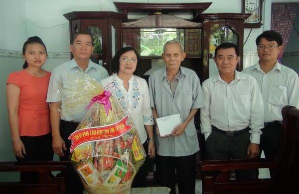 Chủ tịch UBND tỉnh tặng quà gia đình chính sách huyện Trảng Bàng 